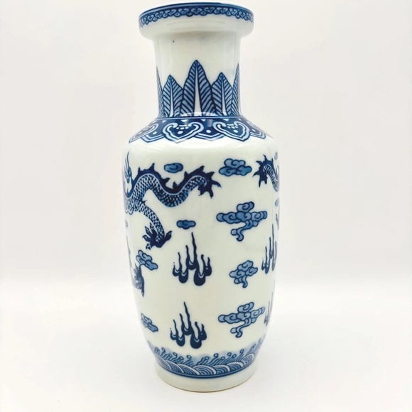Chinese Blue and White Porcelain Vase With Dragon Design 8" - Picture 5 of 14